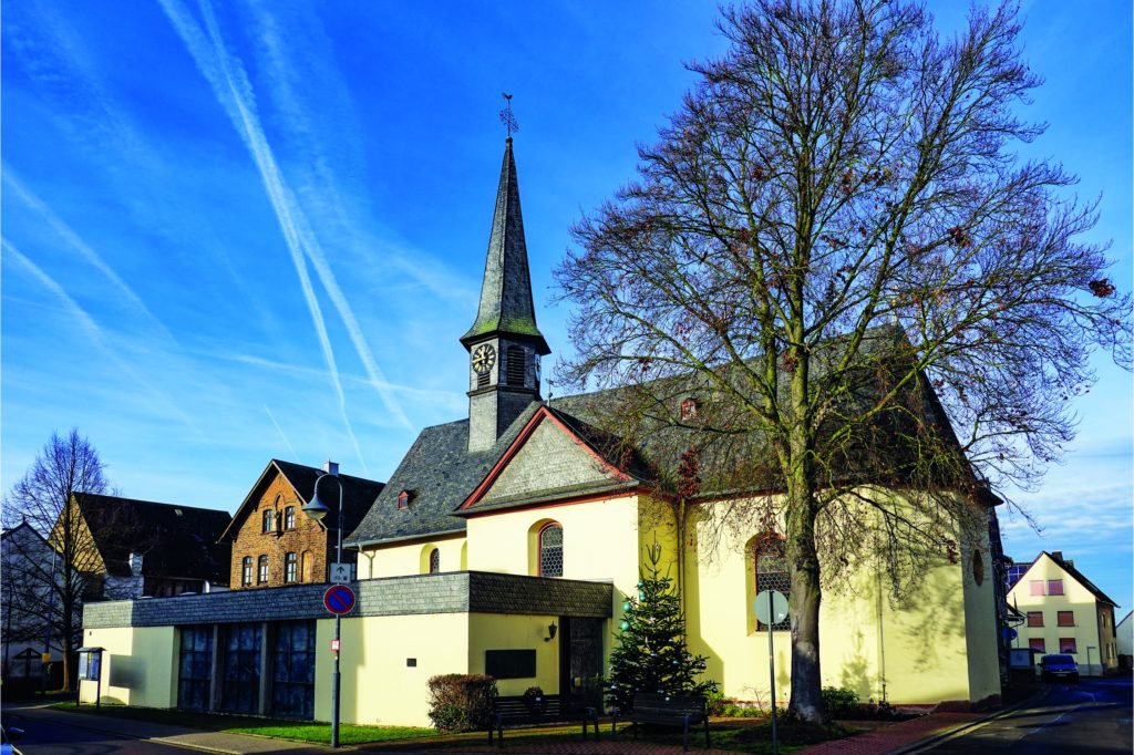 Die Katholische Kirche im Ortskern von Werschau.