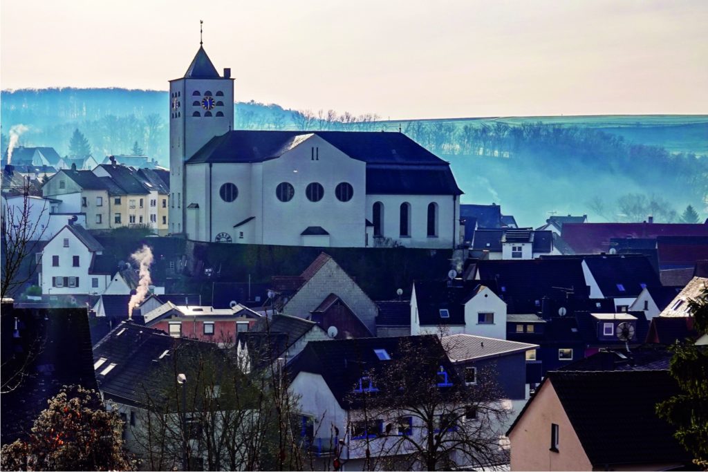 Blick über den Ortskern von Oberbrechen mit der Katholischen Kirche