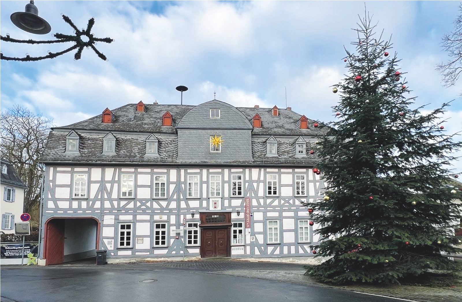 Das alte Rathaus von Kirberg in dem sich heute das Standesamt befindet in der Adventszeit mit Weihnachtsbaum und Beleuchtung.